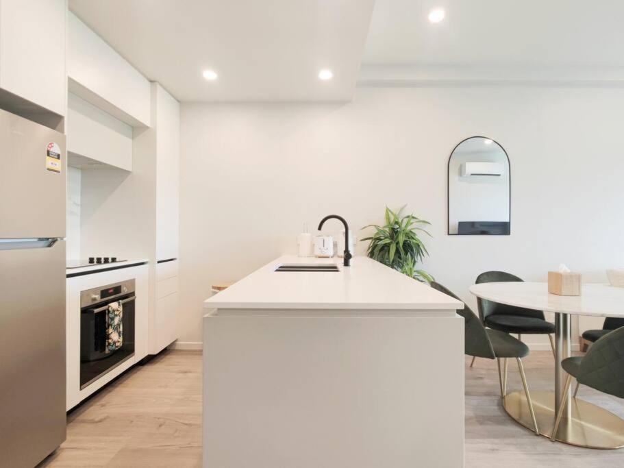 Brand New Stylish 2Br Apartment- Free Parking Оукланд Екстериор снимка